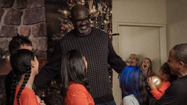 Shaquille O'Neal photobombs family Christmas portraits for holiday surprise
