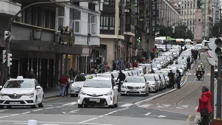 El conflicto entre los taxis y los VTC llega a Bilbao, con el centro de la ciudad bloqueado por la protesta