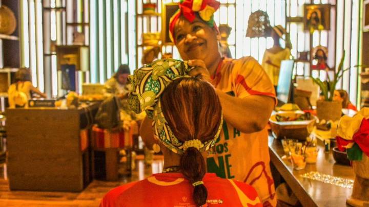 Indhyluna, la marca artesana que resignifica los turbantes cartageneros