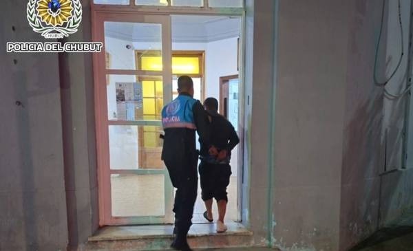 Detienen a un hombre que arrojó una bicicleta desde un segundo piso en pleno centro de Comodoro