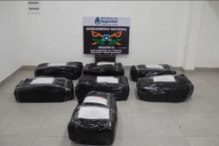 Abandonaron 178 kilos marihuana y hojas de coca al huir de un control