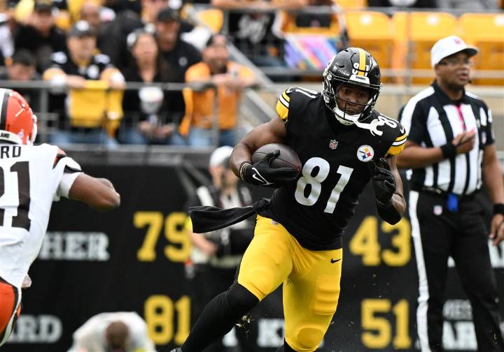 Despite ugly numbers, Steelers TE Jonnu Smith insists he's focused on wins over stats