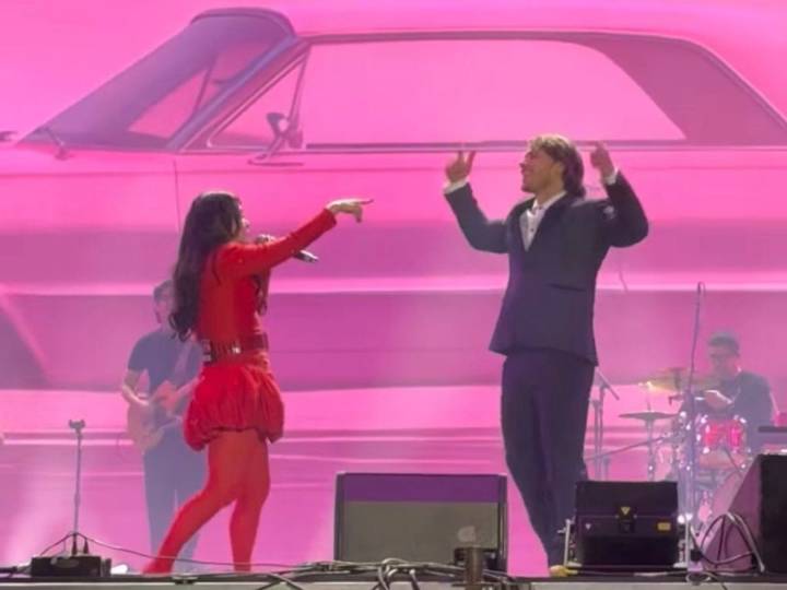 Belanova protagoniza divertido momento al “rechazar” a Aldo de Nigris en pleno show