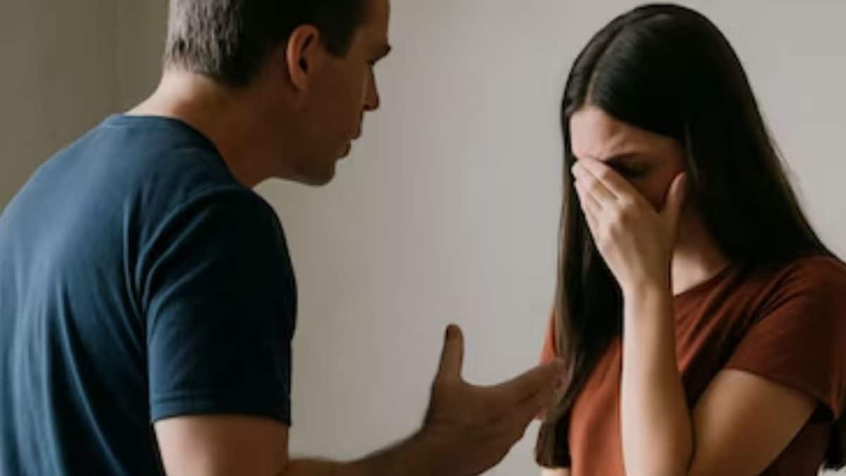 Boy Catches Girlfriend Kissing Best Friend, Internet Asks Him To ‘Become An IAS And Prove Your Worth’