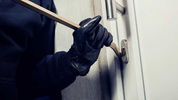 Insólito: fue detenido por robar un limpiaparabrisas y le vaciaron su casa mientras estaba preso