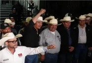 Campesinos y transportistas levantan bloqueos