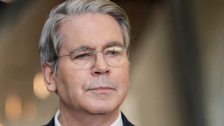 Altas Tasas de Interés en EUA Pudieron Causar Recesión Inmobiliaria, Revela Scott Bessent