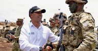 Ministro de Defensa confirma en el cargo a general supuestamente vinculado con disidencias de las Farc