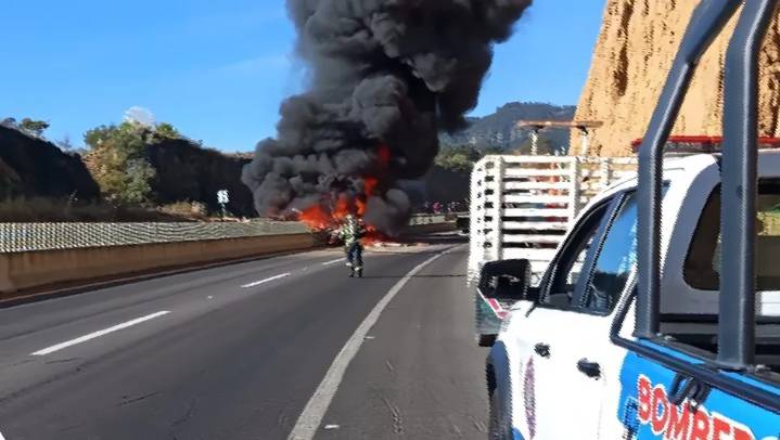 [VIDEO] Accidente de tráiler provoca incendio en la autopista Toluca