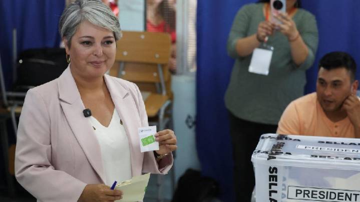 Jeannette Jara tras votar: “Para gobernar un país se necesita capacidad de acuerdo”