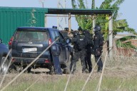 Un traficante dispara con un arma de guerra a un policía en el estómago para impedirle que entrara en una 'guardería' de droga en Sevilla