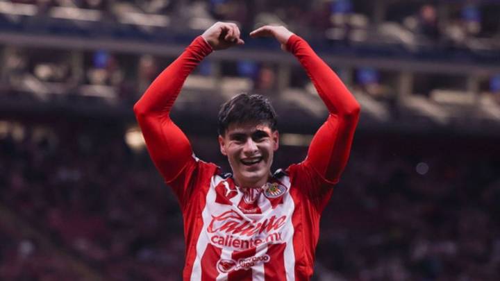 Hormiga González y Chicharito Hernández anotan en la goleada de Chivas ante Rayados