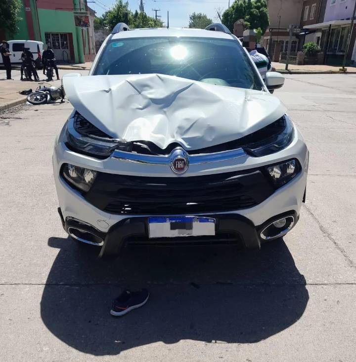 Una joven de 19 años murió a causa de un choque entre una moto y una camioneta en Isla Verde