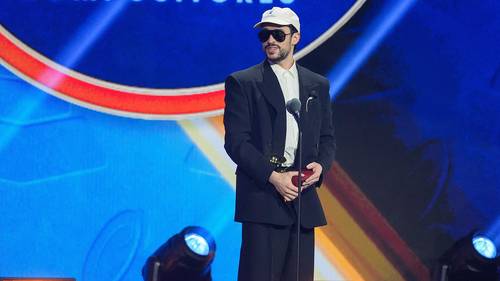 Bad Bunny gana el Latin Grammy 2025 al álbum del año por 'DeBÍ TiRAR MáS FOToS'