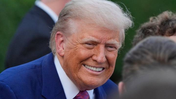 Los hispanos están cada vez más ansiosos y descontentos con el gobierno de Trump, indican encuestas