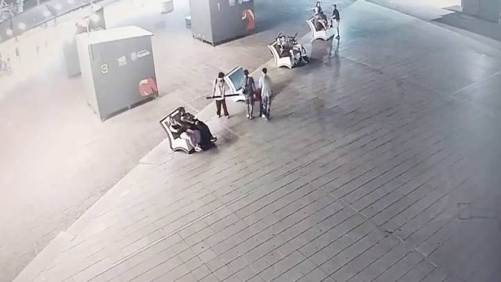 Tres chicos, un cartel de pare y un video: el robo en el microcentro quedó filmado