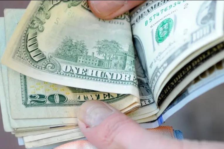 El dólar oficial cerró el jueves en $1475 para la venta