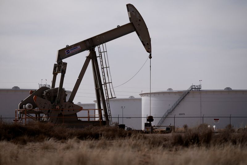 Oil prices fall as rising US inventories reinforce oversupply concerns