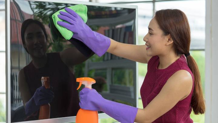 Usa este ingrediente para limpiar la pantalla de TV y darle brillo