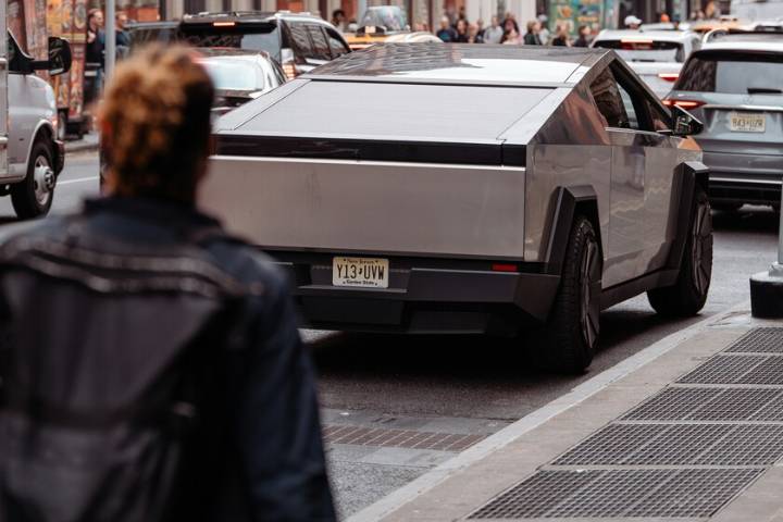 Elon Musk presumía de haber creado un coche "a prueba de apocalipsis". Ahora al Tesla Cybertruck se le están cayendo los faros