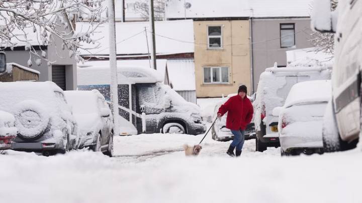 UK weather: Amber and yellow Met Office warnings in place as parts of UK hit by heavy snow
