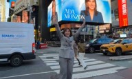 Ada Monzón brinca de la alegría tras verse en pantalla de Time Square