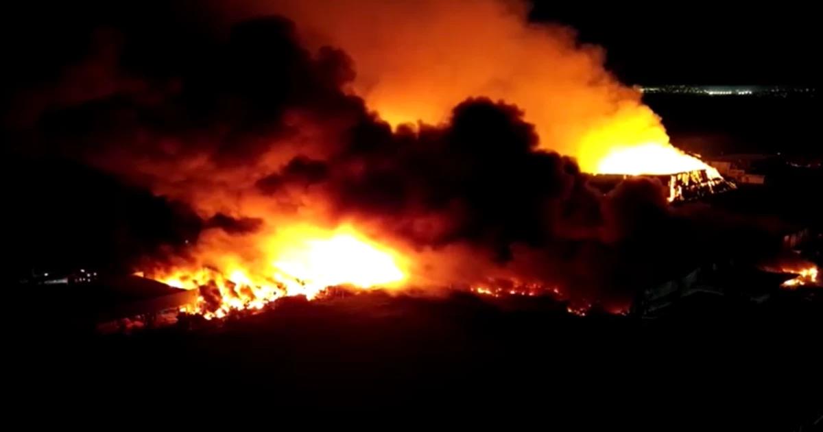 Esto sabemos de la explosión en Argentina que dejó 20 heridos y una alerta por nube tóxica