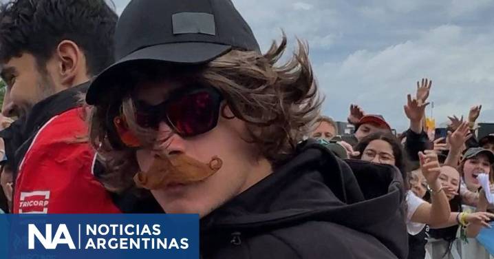 El curioso look de Colapinto en su llegada al circuito de Interlagos