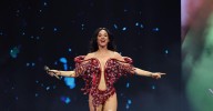 Katy Perry monta en Madrid una feria aleatoria y disfrutona de videojuegos, acrobacias y pizza