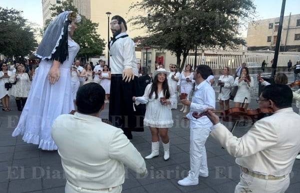 Video.- ¡Sorprende alegre boda en las calles del Centro Histórico!