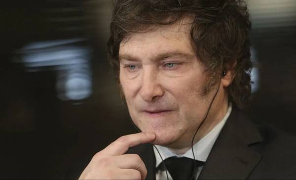 Milei se volvió a meter en el fútbol y bancó a Estudiantes en su disputa con AFA