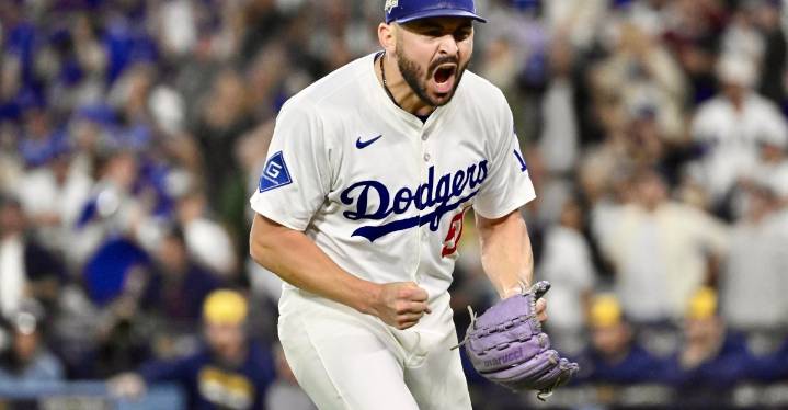 Dodgers exercise Alex Vesia’s 2026 club option