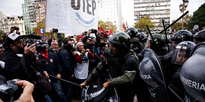 Piqueteros y organizaciones sociales preparan una ofensiva para diciembre contra el Gobierno de Milei