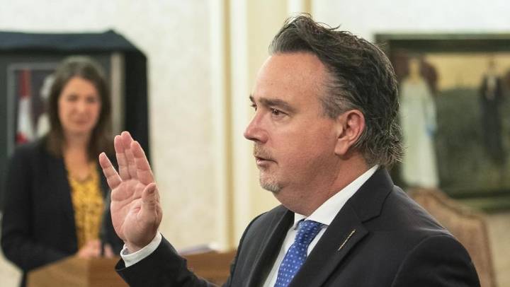 Alberta tables bill to add citizenship mark, health-care numbers to driver’s licences