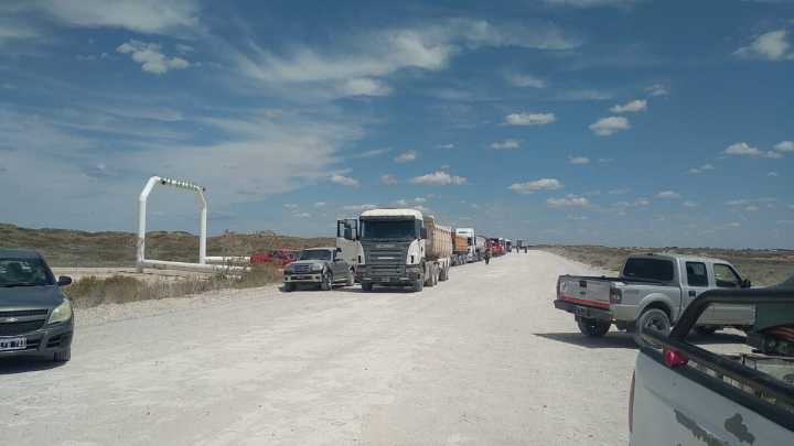 Gremios transportistas mantienen bloqueada la planta ALPAT de Río Negro tras confirmarse 41 despidos