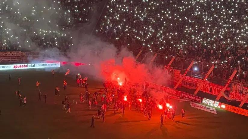 Universitario de Deportes festejó su tricampeonato junto a su hinchada