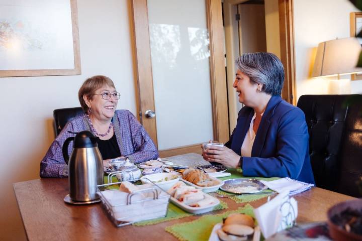 Michelle Bachelet se reúne con Jeannette Jara en medio de su campaña presidencial: “Sigamos avanzando en este mismo camino”