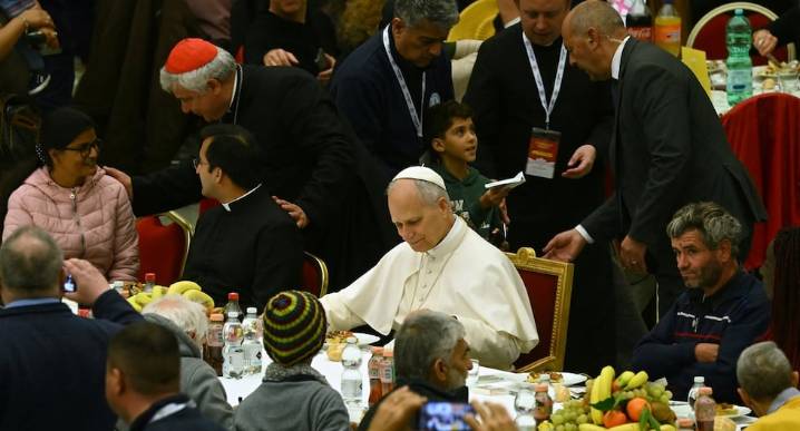 Papa León XIV almuerza con cientos de pobres y un grupo de transexuales latinoamericanas