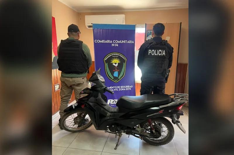 En allanamientos, detienen a un sujeto y recuperan una moto robada