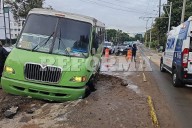 Se abre nuevo socavón y cae camión de transporte público