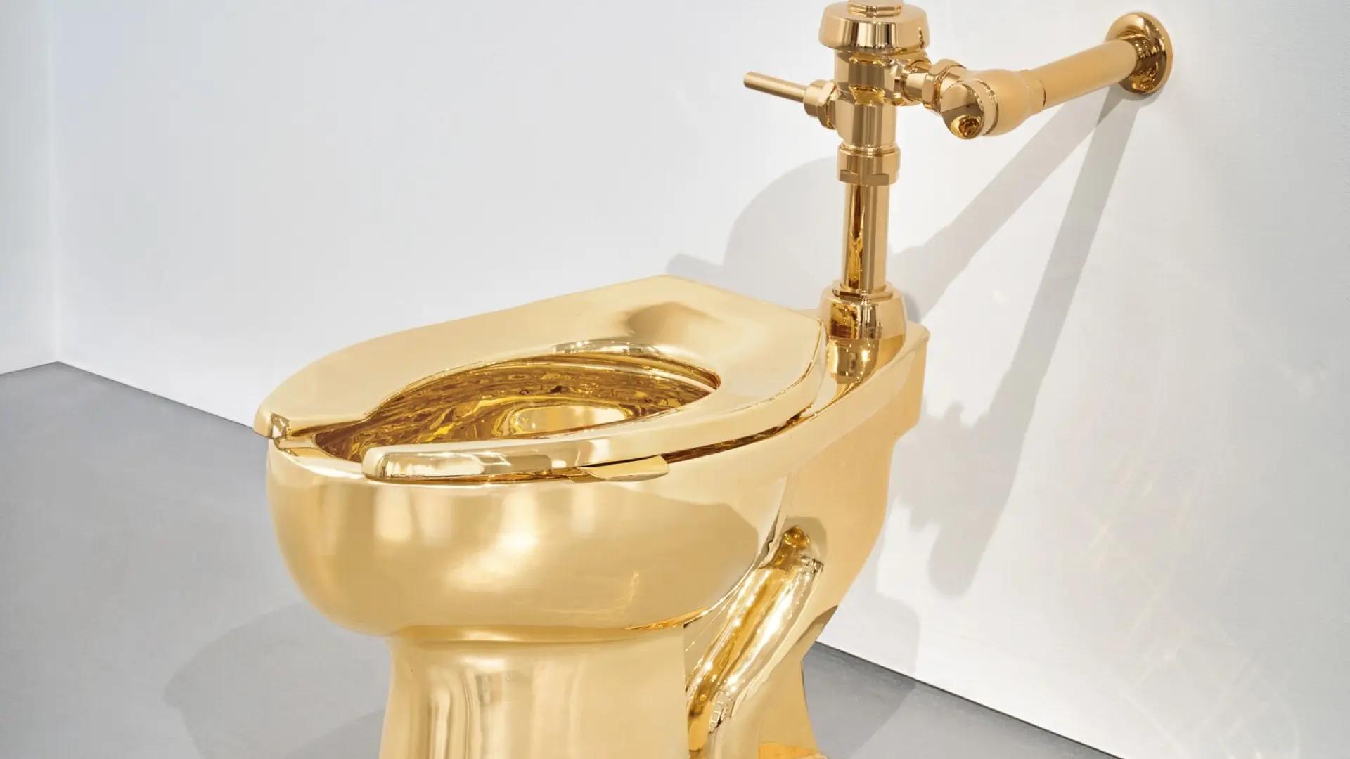 El inodoro de oro del artista Maurizio Cattelan se vende por 12,1 millones dólares