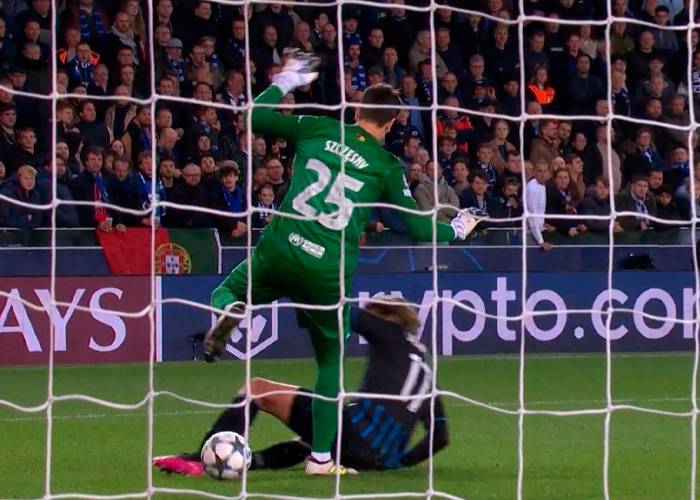 La polémica de la jornada del miércoles de Champions, la “falta” que salvó al Barcelona en el último minuto