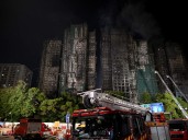 Incendio en rascacielos de Hong Kong deja 83 muertos y 200 desaparecidos