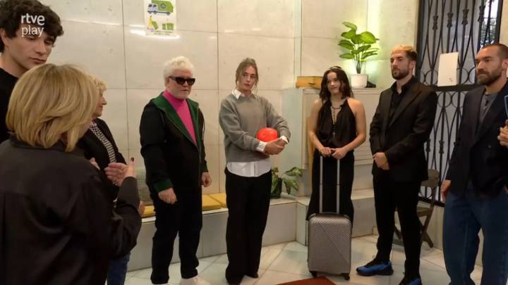 Rosalía se cuela en La Revuelta en una peculiar reunión de vecinos y lleva un bizcocho casero