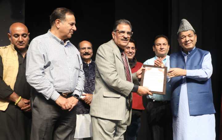 Yemberzal Foundation stages Kashmiri play ‘Sath Te Satisar’