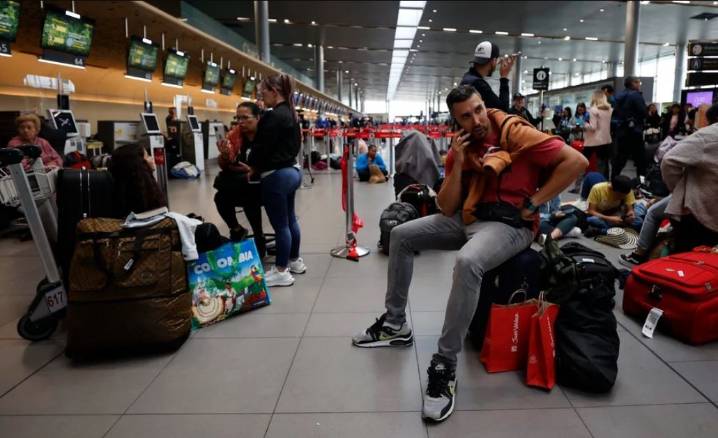 Colombia reporta que 1.500 pasajeros se ven afectados por la cancelación de vuelos hacia Venezuela.