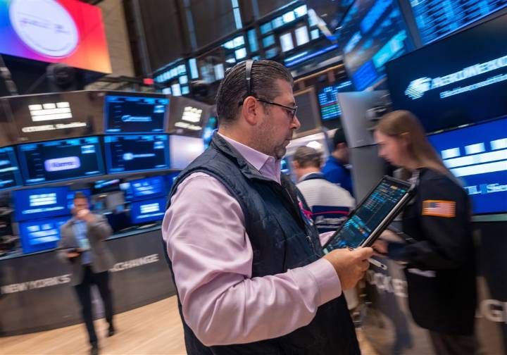 Wall Street points lower before the opening bell as selling of AI shares weigh on sentiment