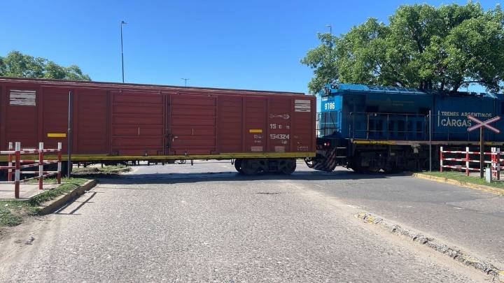 Intentan remover el tren descarrilado en Santa Fe, que está cortando Avenida Perón