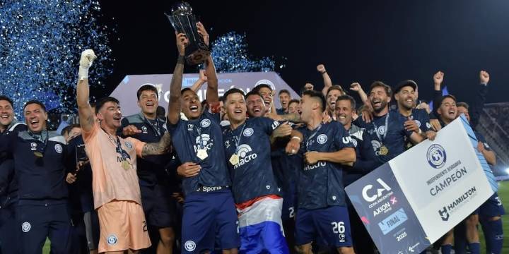 Sebastián Villa quedó campeón de la Copa Argentina con Independiente Rivadavia: anotó el tiro penal decisivo para el título