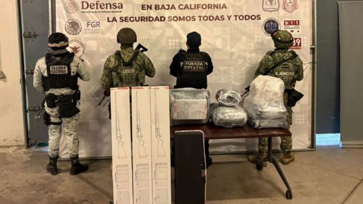 Hallan en BC Armas Largas, Droga y Equipo Táctico Dentro de Maletas Abandonadas
